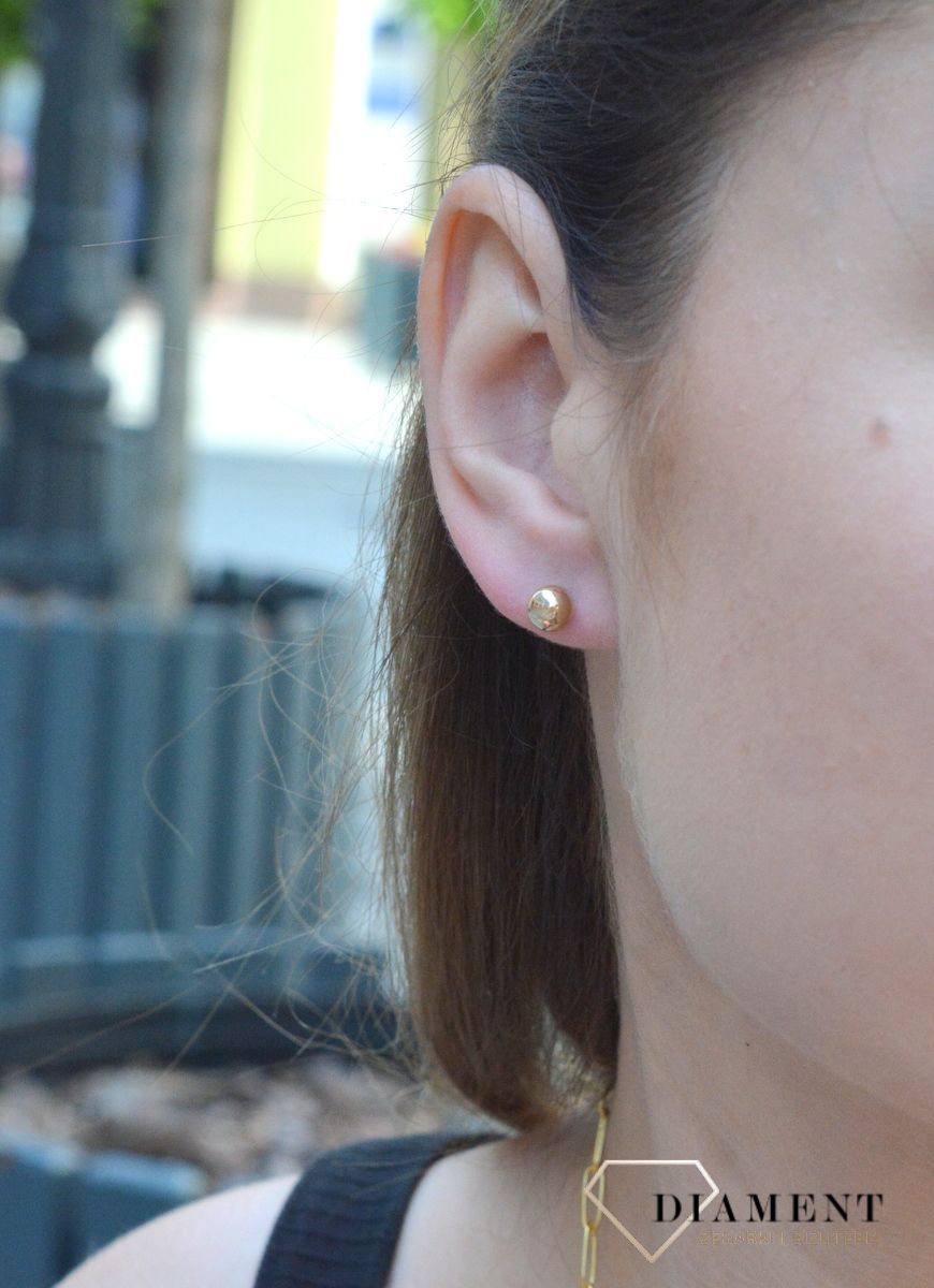 Złote kolczyki wykonane z wysokiej jakości złota próba 333, waga około 0,47. Kolczyki w minimalistycznym stylu, wpisujące się w obecne trendy modowe. Delikatna forma, złota to idealne uzupełnienie eleganckich stylizacji.jpg